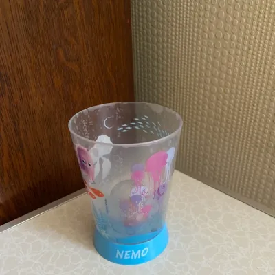 Gobelet en plastique transparent décoré sur le thème de Nemo